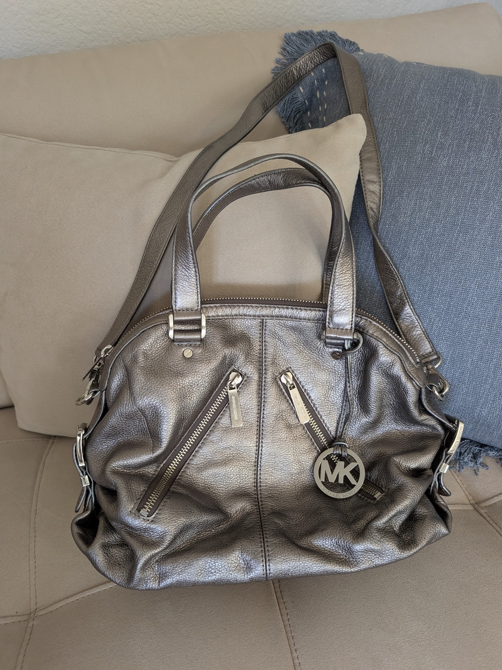 Michael Kors Hobo Leather Shoulder Bag Silver Metallic Pewter Silver Zip Pockets
